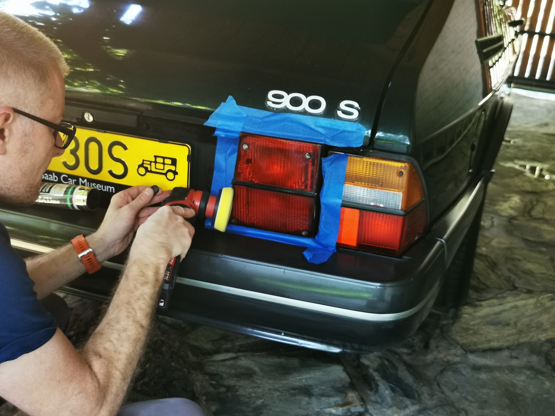 Polerowanie tylnych lamp krok po kroku: nie tylko "front", warto pamiętać też o bocznych powierzchniach