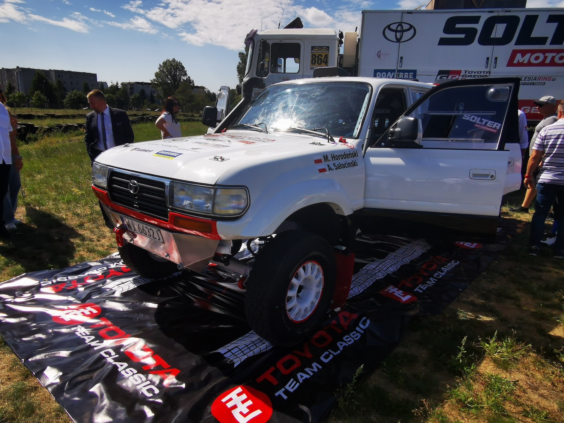 Toyota Land Cruiser HDJ80 w wersji przystosowanej do rajdów ekstremalnych