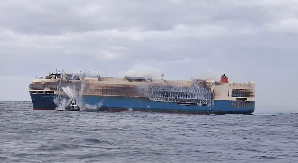 Płonący statek Felicity Ace