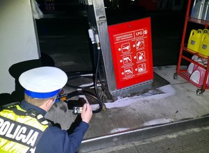 Kierowczyni Skody o czymś zapomniała na stacji. Wstrzymano ruch, a na miejsce przyjechała policja