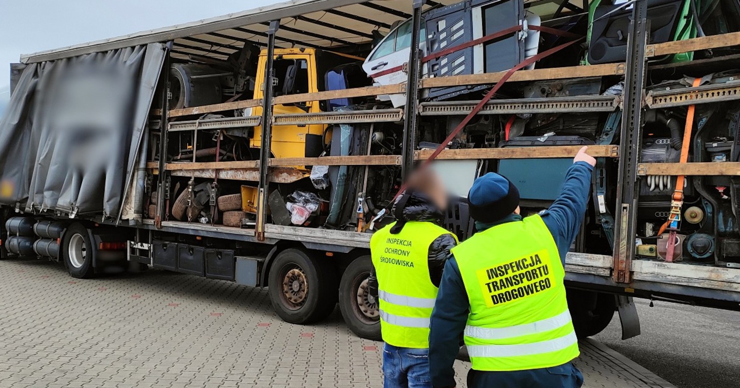 Ciężarówka przewożąca nielegalnie ukryte odpady została zatrzymana do kontroli przez inspektorów łódzkiej ITD