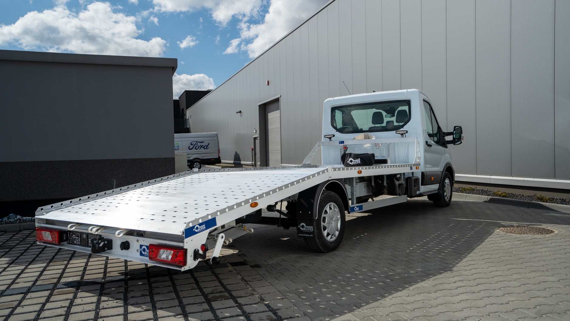 Ford Transit z zabudową typu autotransporter