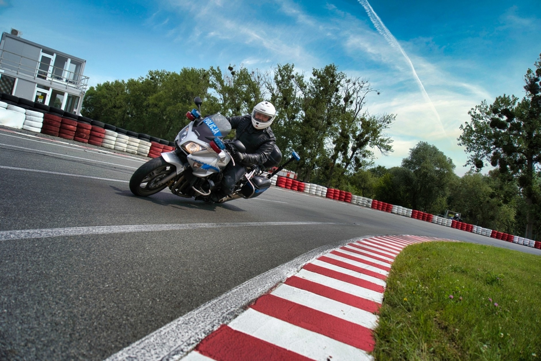 Szkolenie policjantów z drogówki na torze