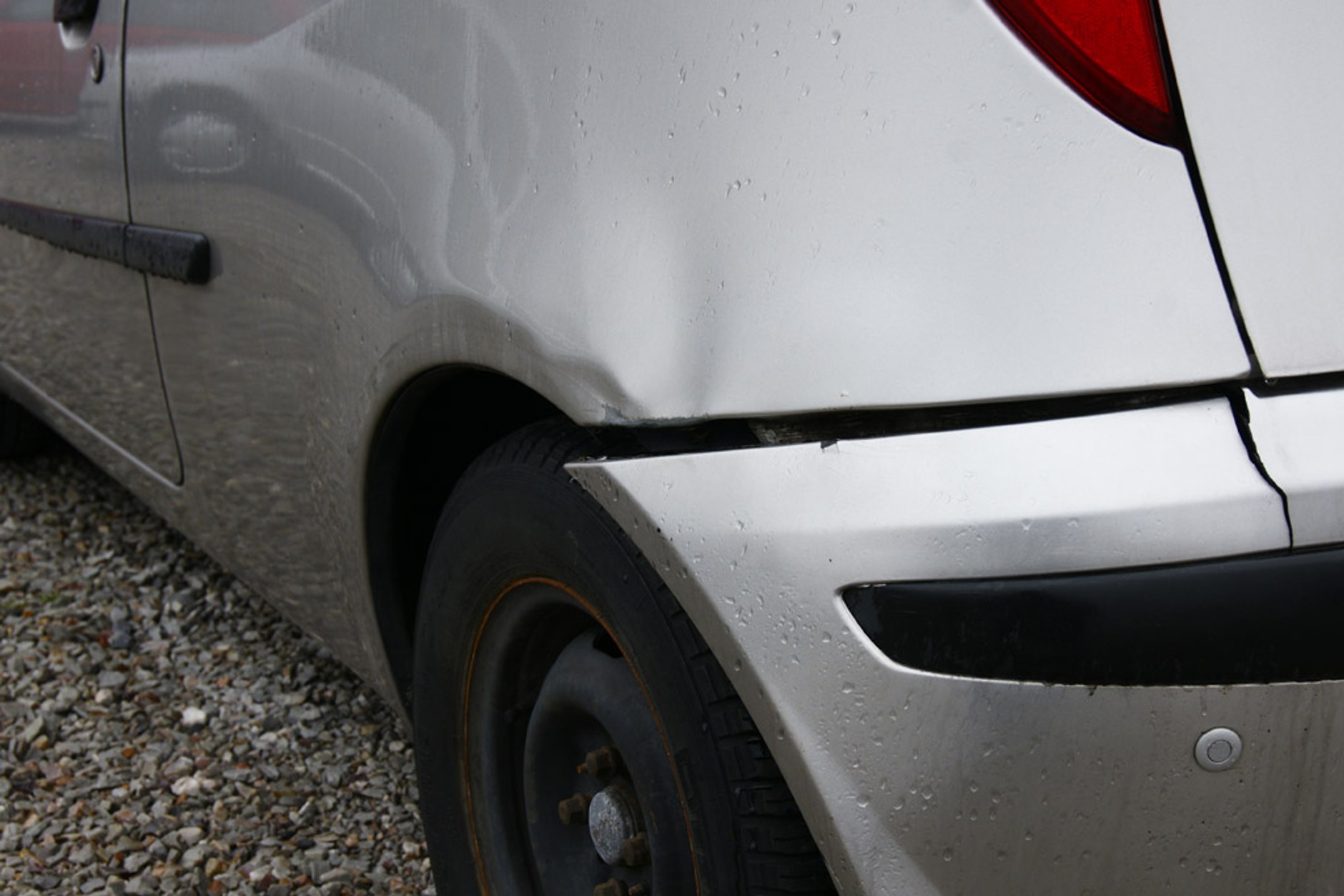 Jak bezpiecznie kupić tanie auto? Sprawdzamy ogłoszenia samochodów za 10 tys. zł