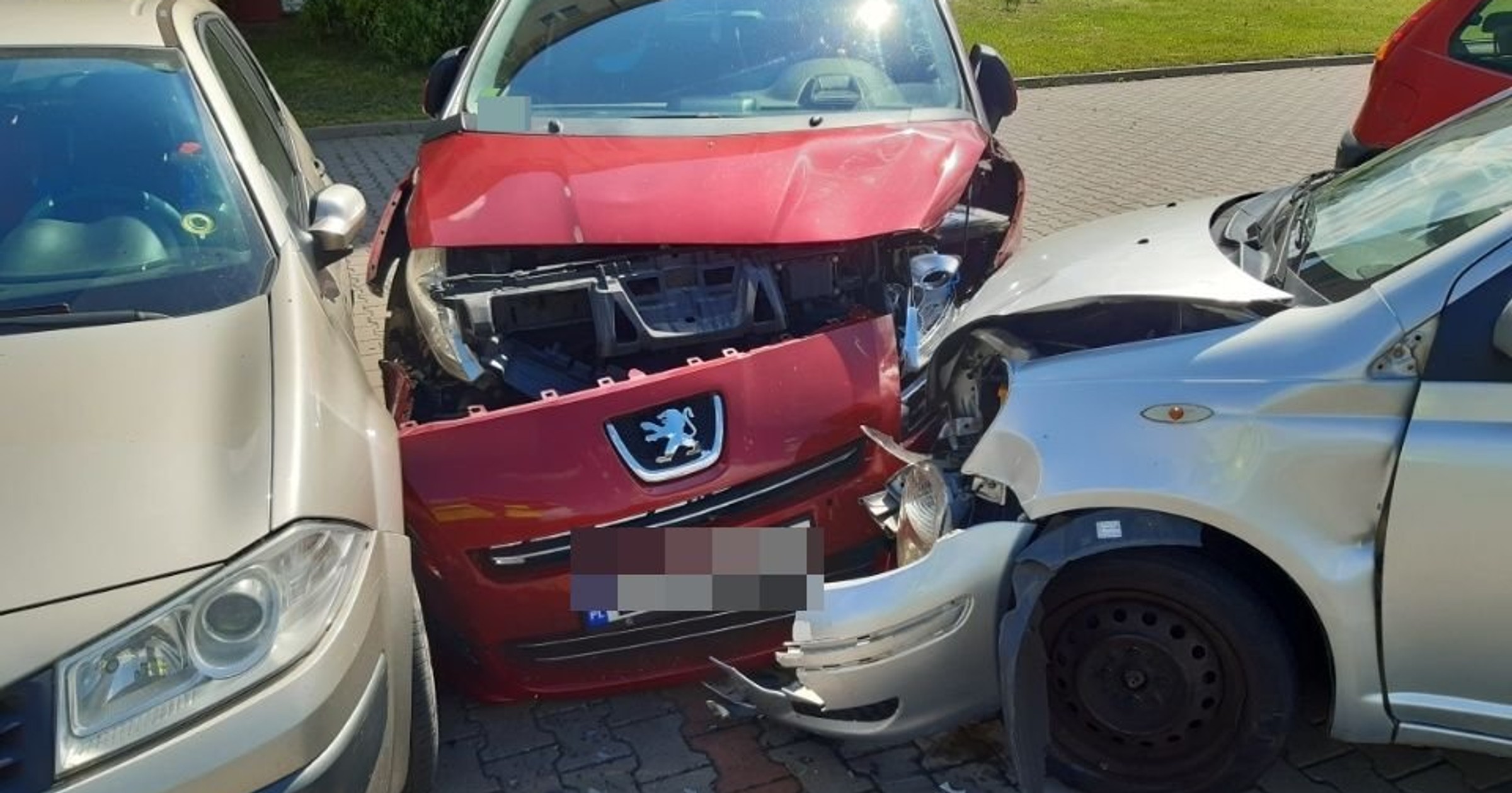Kobieta, która miała prawo jazdy od 2 tygodni rozbiła dwa auta