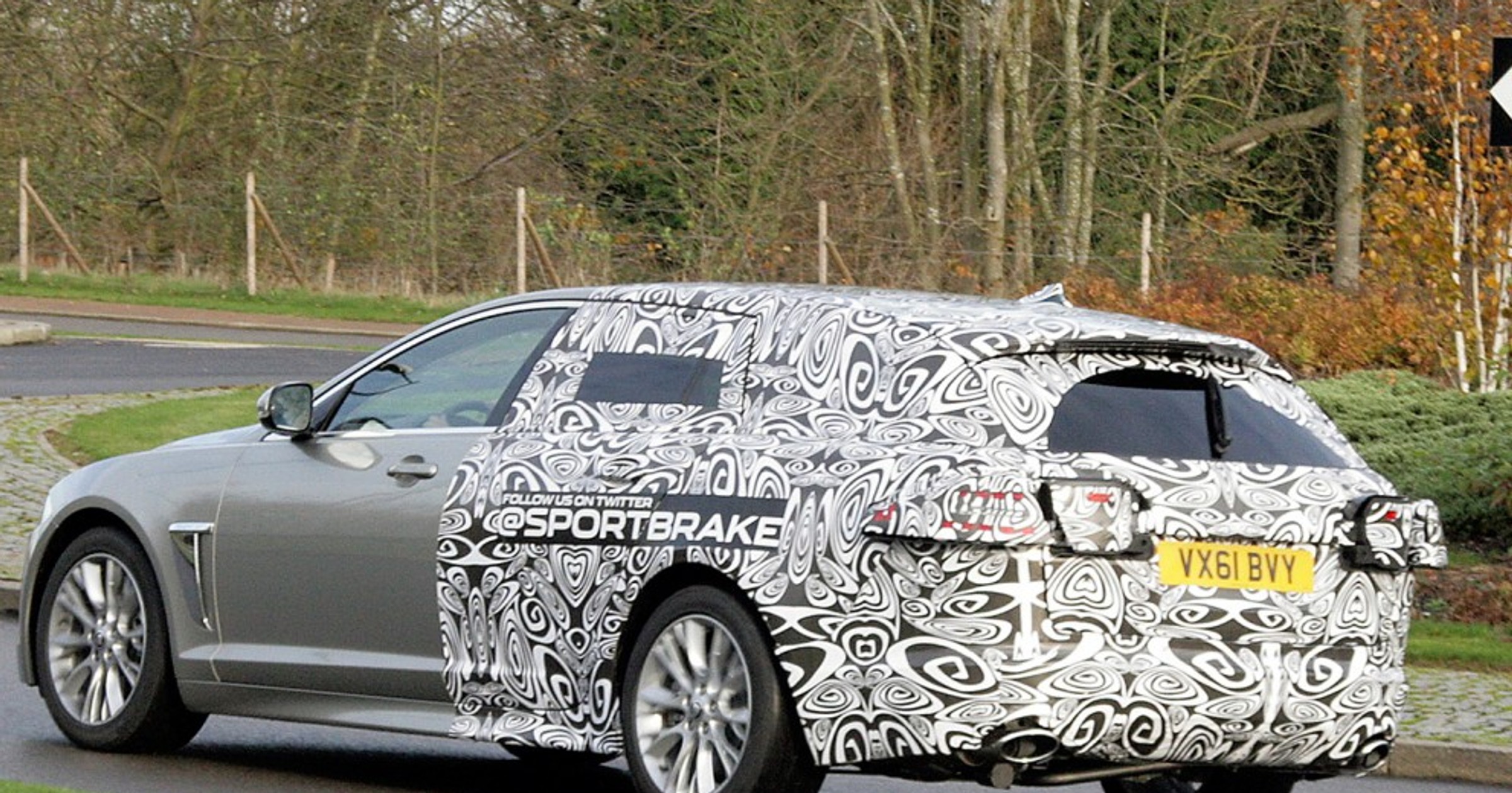 Jaguar XF Sportbrake dał się przyłapać