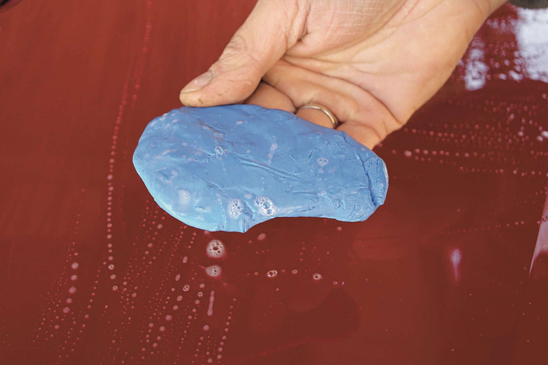 Glinkowanie lakieru: spryskujemy lakier płynem poślizgowym albo płynem do szyb i pocieramy glinką raz przy razie. Glinka „pochłania” wbite w lakier zanieczyszczenia