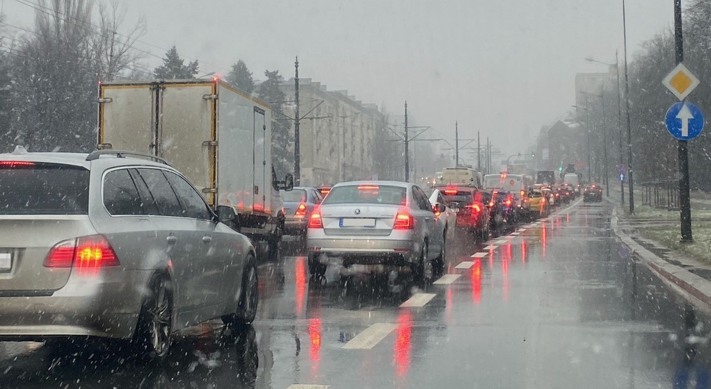 Zima, korek, opady śniegu, utrudnienia na drodze (fot. Krzysztof Kaźmierczak)