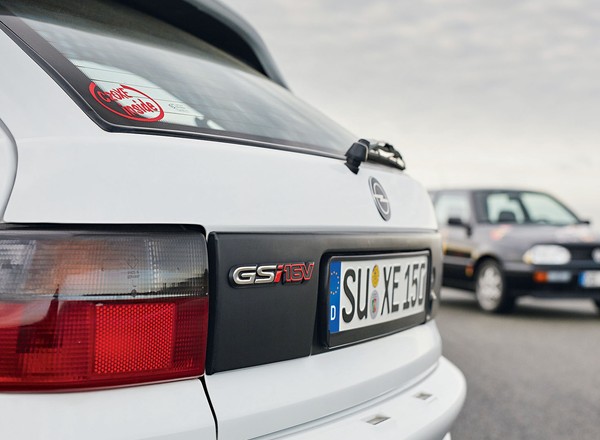 Golf VR6 kontra Astra GSI - komu bardziej należy się tytuł klasyka?