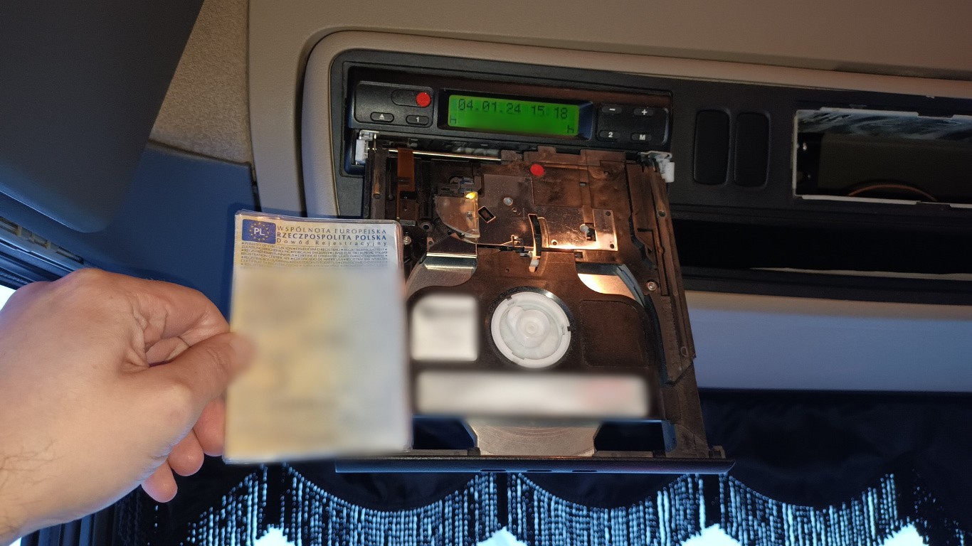 Tachograf analogowy (na wykresówki) zamontowany w pojeździe ciężarowym zarejestrowanym po raz pierwszy w 2007 r.