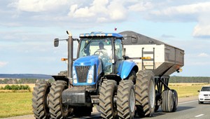 Tego nigdy nie rób, gdy jedziesz ciągnikiem. Grozi ci mandat w wysokości 1500 zł