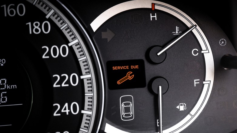 Ta lampka na pulpicie samochodu to sygnał alarmowy dla kierowcy. Gdy ją zobaczysz, udaj się do mechanika