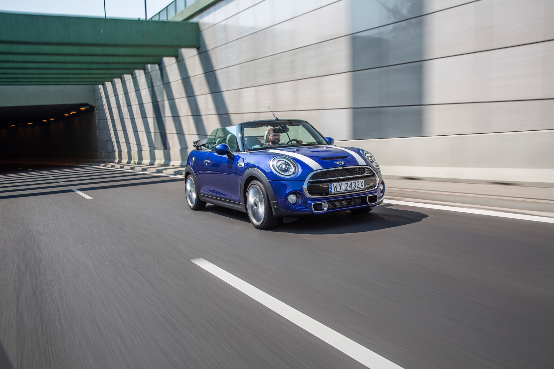 MINI Cabrio to idealny wybór dla tych, którzy lubią wiatr we włosach i nie chcą jeździć do serwisu
