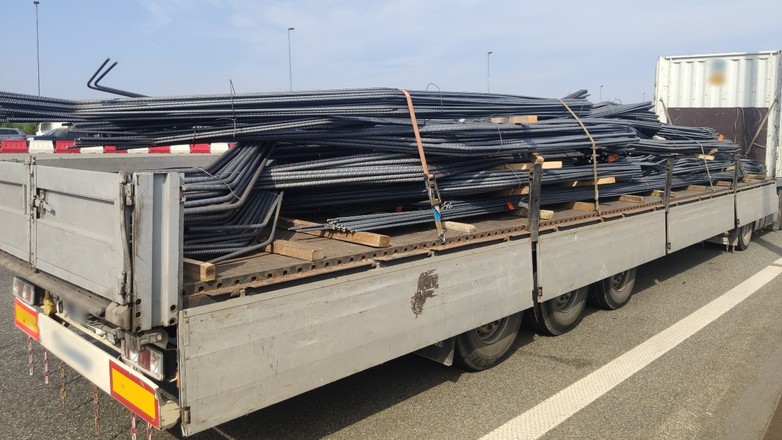 Naczepa ciężarowa z nieprawidłowo zabezpieczonym ładunkiem i z uszkodzoną oponą