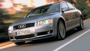 Co psuje się w 20-letnim Audi A8? Może lepiej wybrać... Skodę Superb?