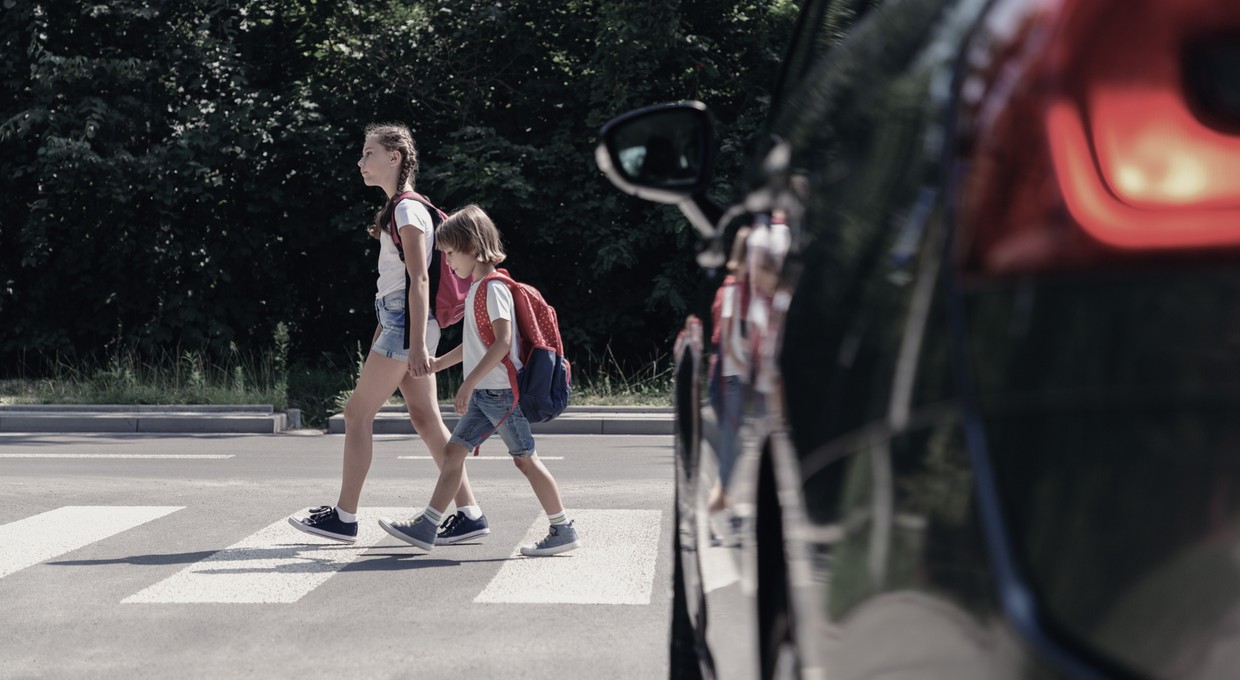 Kiedy pieszy może legalnie przejść przez jezdnię? Zasada 100 m i przejścia sugerowane