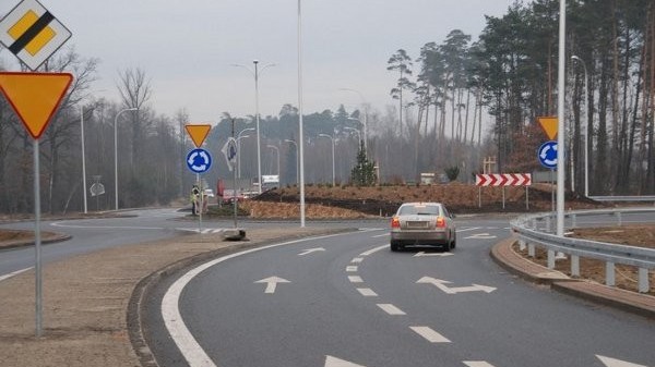  Wraca temat kierunkowskazu za znakiem C-12. Tłumaczymy raz na zawsze, czy trzeba włączać - Auto Świat