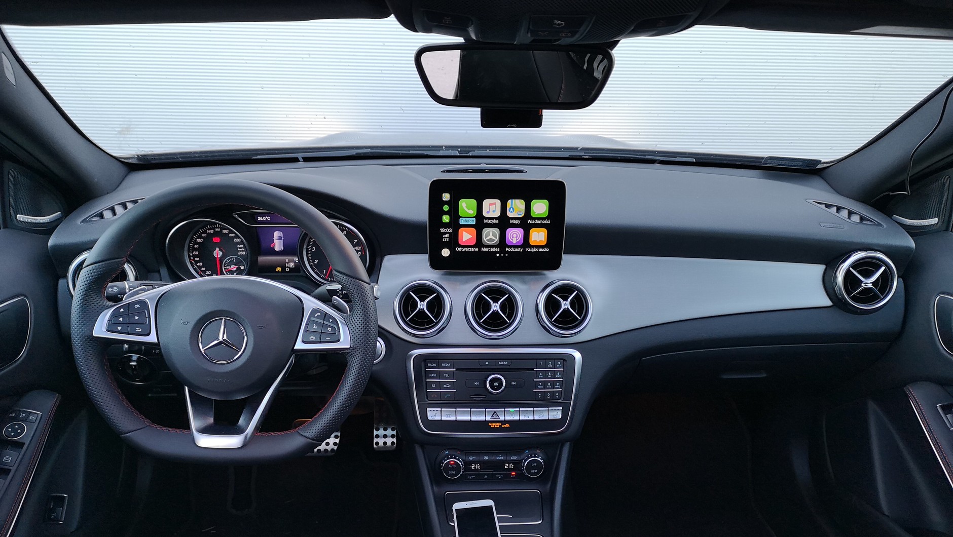 Mercedes GLA - w wyposażeniu podstawowa nawigacja Garmin z Android Auto i CarPlay