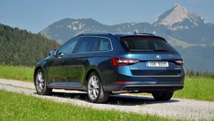 Używana Toyota Camry czy Skoda Superb? Mechanik wybrał faworyta. "Prawie szóstka"