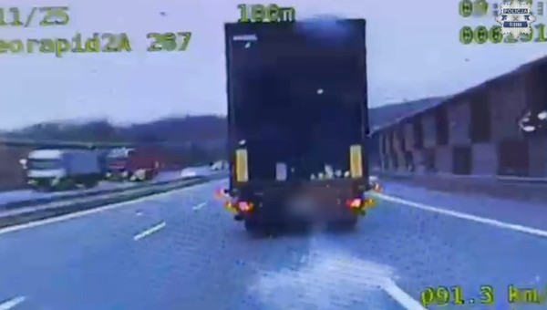 Za lód spadający z samochodu podczas jazdy można dostać 3000 zł mandatu