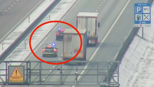 Policjanci prowadzili akcję na A2. Zabrali się za "wyścigi słoni"