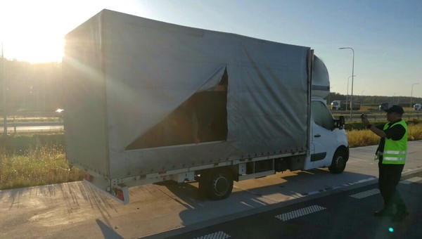 Inspektorzy ITD odkryli, dlaczego plandeka była wybrzuszona. To kolejna taka sytuacja