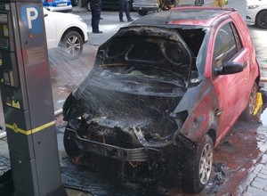 Pożar elektryka w samym centrum Warszawy. Uwagę zwraca auto, które stało tuż obok