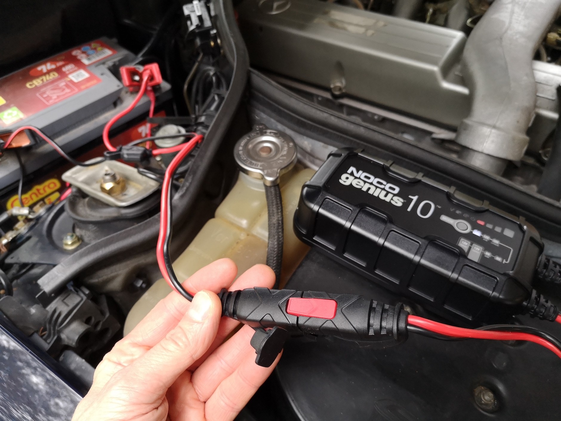 Noco Genius 10: dzięki rozpinanej kostce można łatwiej podłączyć pojazd do ładowania. Przydatne w autach, które trzeba często doładować