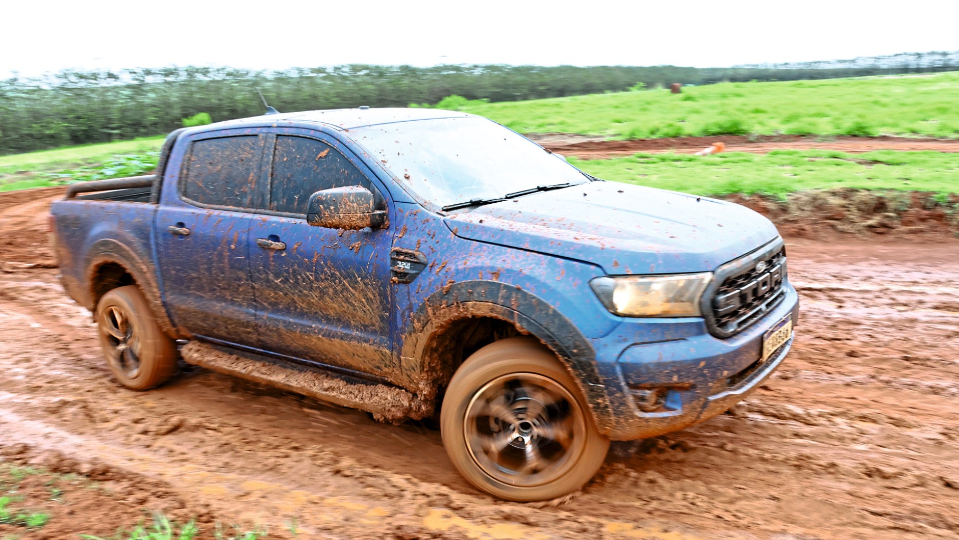 Test opon letnich do SUV-ów i  pickupów: ogumienie testowaliśmy także poza utwardzonymi drogami