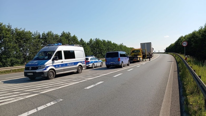 Jeden kierowca był pijany. Przyjechał po niego znajomy, również pijany