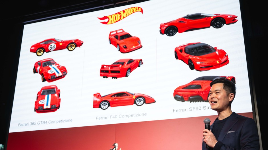 Szef designu Hot Wheels Ted Wu prezentuje nowe modele Ferrari z tzw. serii Mainline: Ferrari 365 GTB4 Competizione; Ferrari F40 Competizione i Ferrari SF90 Stradale
