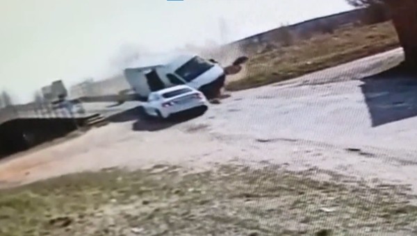 Kierowca dostawczaka ledwo trafił w mostek. Nagranie z drugiego auta budzi grozę