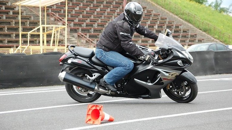 W egzaminie na prawo jazdy kategorii A rozdzielono slalom i ósemkę.