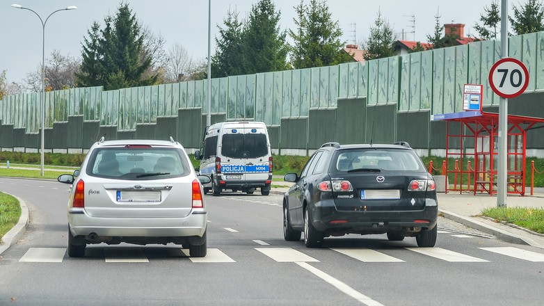 Wyprzedzanie na przejściu dla pieszych - zdj. ilustracyjne