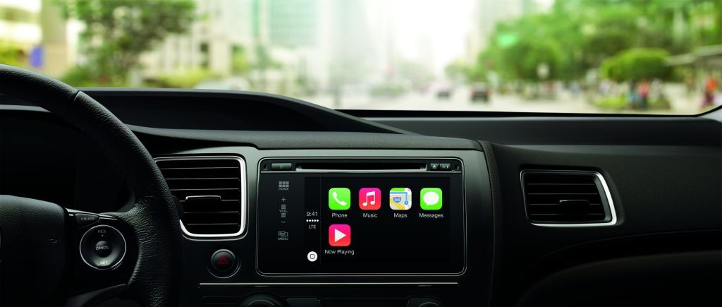 Wnętrze nowej Hondy Civic z radiem dostosowanym do CarPlay.