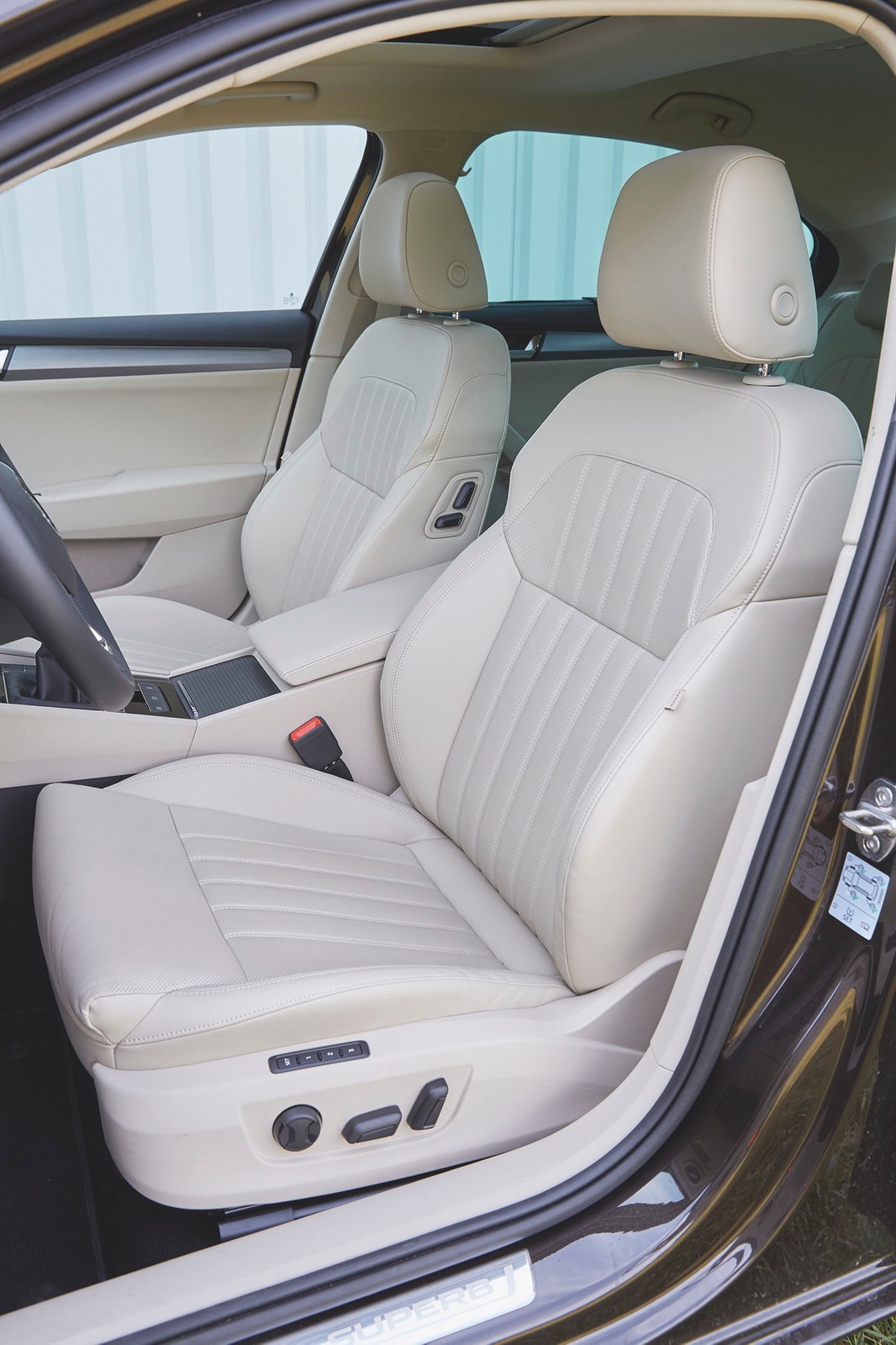 Nowy Opel Insignia kontra Ford Mondeo, Mazda 6 i Skoda Superb - kto wyprzedzi Opla?