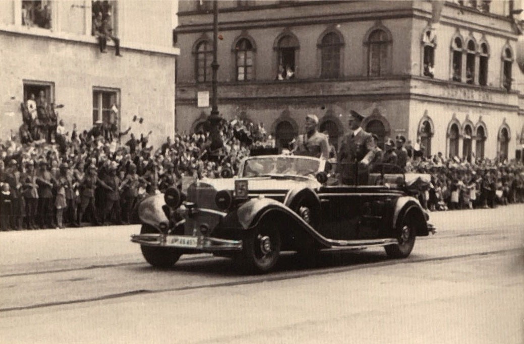 Adolf Hitler i Benito Musolini w Mercedesie 770K GOT w trakcie parady wojskowej w Monachium w 1940 r.