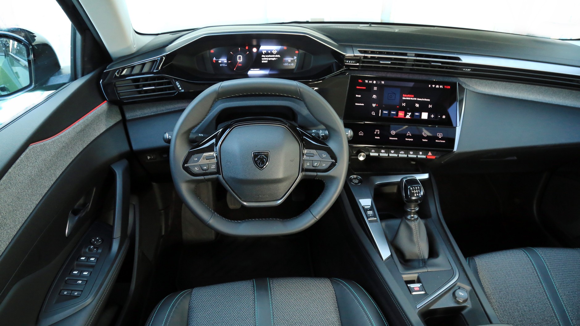 iCockpit Peugeota to już naturalna cecha modeli marki. Jest czytelny, ale obsługa systemu multimedialnego wymaga wprawy