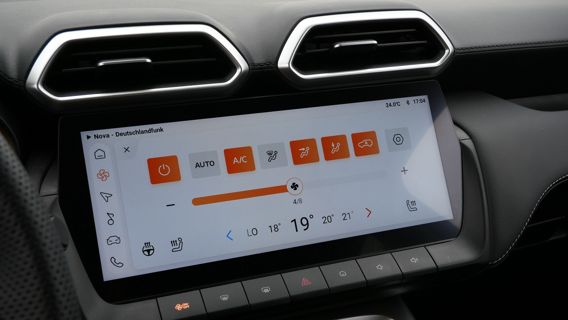 Klimatyzacja automatyczna auta mogą zacząć "szaleć" w sytuacji, kiedy chłodne powietrze było kierowane na zewnątrz auta, a nie do kabiny, w której znajdują się czujniki odpowiedzialne za sterowanie wydajnością układu. 