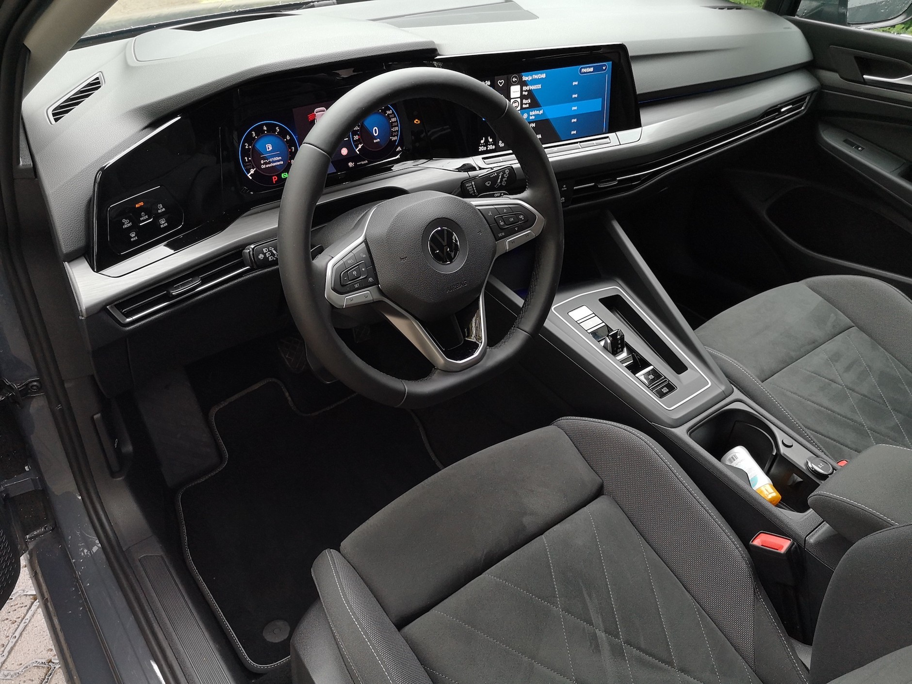 Volkswagen Golf 1.5 eTSI Style: w kokpicie mniej widocznych przycisków, za to więcej szkła i czarnego, „fortepianowego” plastiku