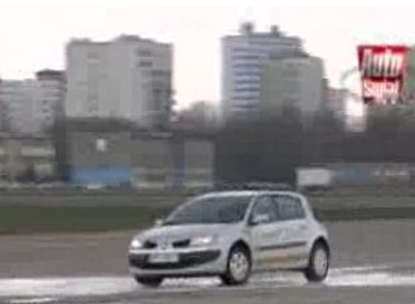 Auto Świat TV - Instruktorzy Szkoły Jazdy Renault radzą jak reagować na poślizg?