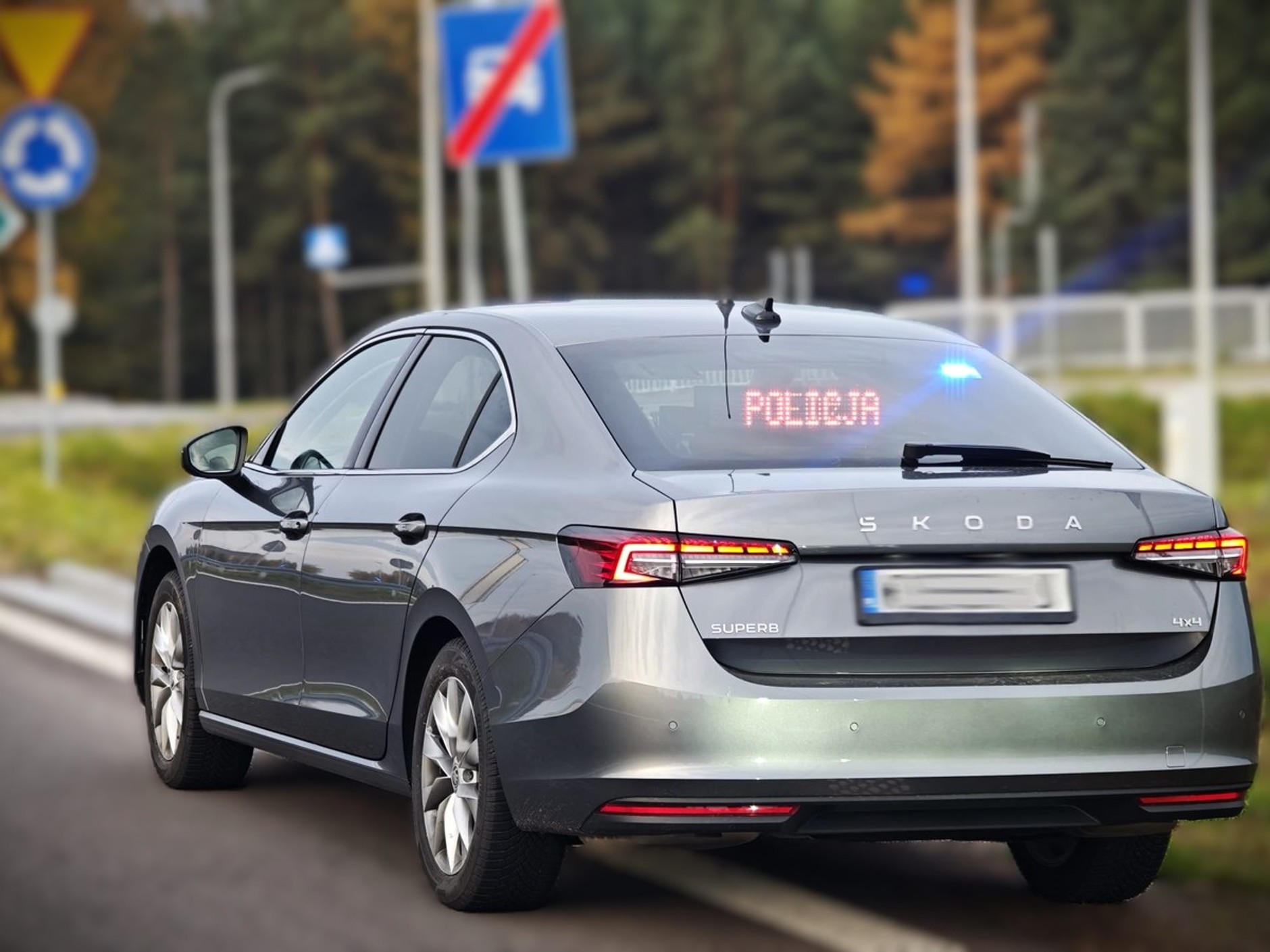 Nieoznakowany radiowóz - Skoda Superb wyposażona w wideorejestrator. Na dachu, przed fabryczną anteną znajduje się antena policyjnego systemu łączności, na półce za tylną szybą składany ekran do wyświetlania poleceń.  