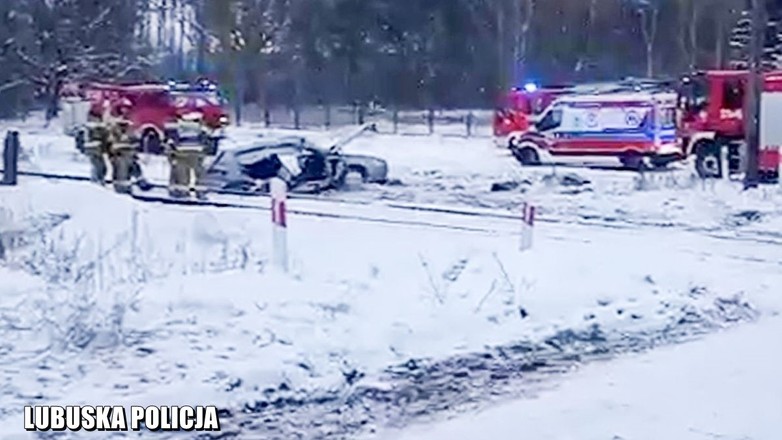 Policjanci ustalają okoliczności zderzenia samochodu z szynobusem