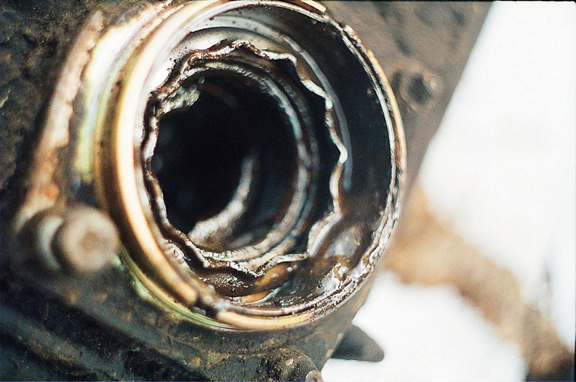 Druciarstwo, czyli co można zrobić autu - skrzynia biegów pełna piachu