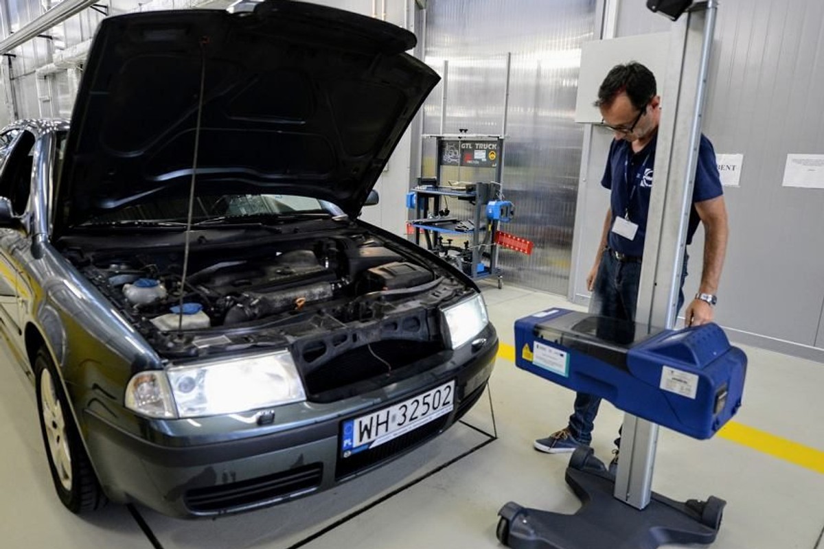 Nie ma szans, iż kopcący diesel przejdzie przegląd. Kierowcy, żegnajcie się z dowodami