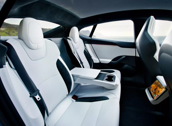 Pasażerowie Tesli Model S nie mogli wydostać się z płonącego auta. Pozew po tragicznym wypadku