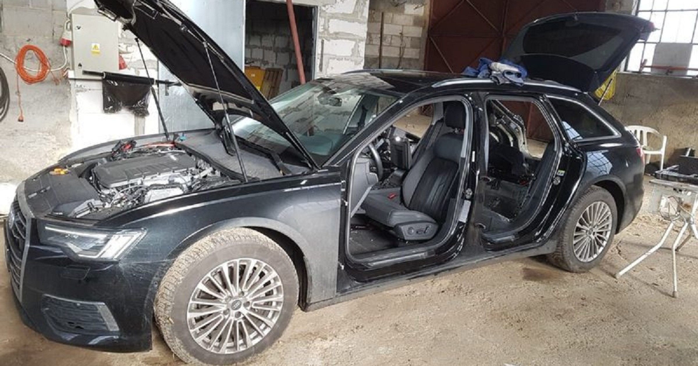 Skradzione Audi i części znalezione w "dziupli" w Jeleniej Górze