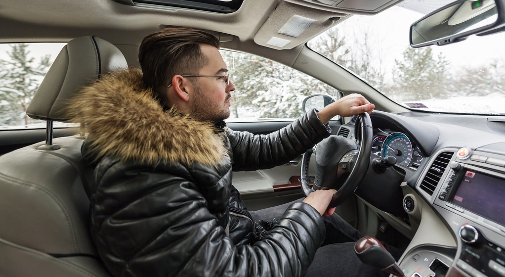 Prowadzenie samochodu w kurtce zimowej