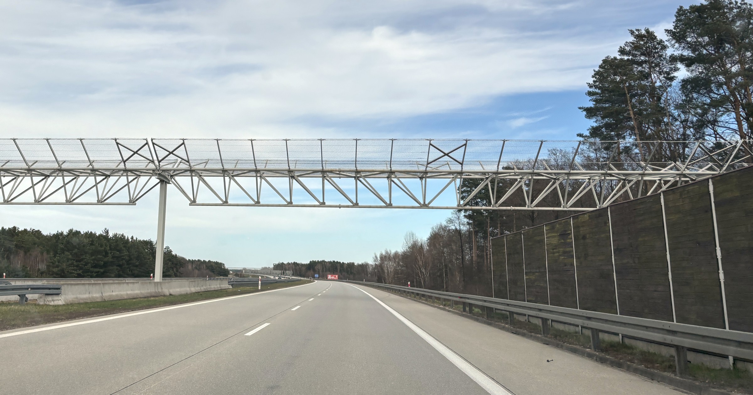 Nietypowe bramownice nad drogą S8 w woj. łódzkim