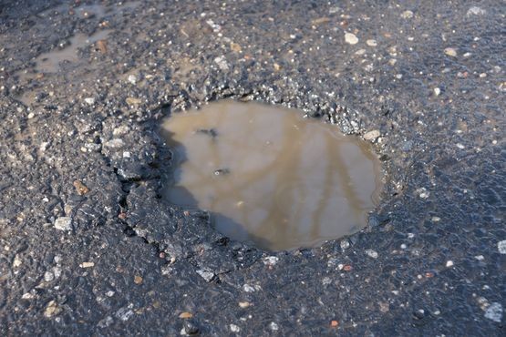 Wyboje, uszkodzone koła, urwane elementy zawieszenia